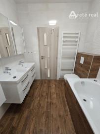 Areté real - Predaj výborne dispozične riešeného 4-izbového bytu s veľkorysou terasou a 2 parkovacími miestami v dobrej lokalite v Pezinku