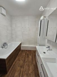 Areté real - Predaj výborne dispozične riešeného 4-izbového bytu s veľkorysou terasou a 2 parkovacími miestami v dobrej lokalite v Pezinku