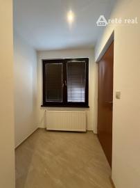 ARETÉ REAL – PRENÁJOM PRIESTRANNEJ 105 m2 NOVOSTAVBY 3-IZBOVÉHO BYTU S PARKOVACÍM STÁTÍM, MODRA, ŠTÚROVA