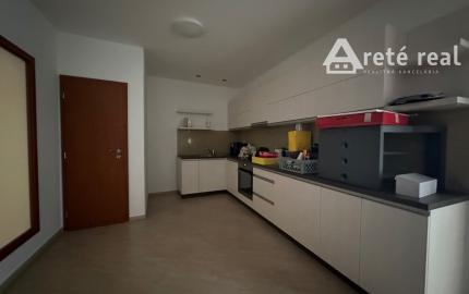 ARETÉ REAL – PRENÁJOM PRIESTRANNEJ 105 m2 NOVOSTAVBY 3-IZBOVÉHO BYTU S PARKOVACÍM STÁTÍM, MODRA, ŠTÚROVA