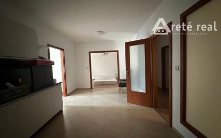 ARETÉ REAL – PRENÁJOM PRIESTRANNEJ 105 m2 NOVOSTAVBY 3-IZBOVÉHO BYTU S PARKOVACÍM STÁTÍM, MODRA, ŠTÚROVA