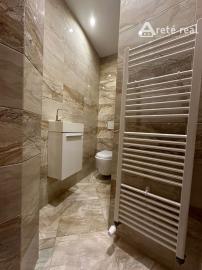 ARETÉ REAL – PRENÁJOM PRIESTRANNEJ 105 m2 NOVOSTAVBY 3-IZBOVÉHO BYTU S PARKOVACÍM STÁTÍM, MODRA, ŠTÚROVA