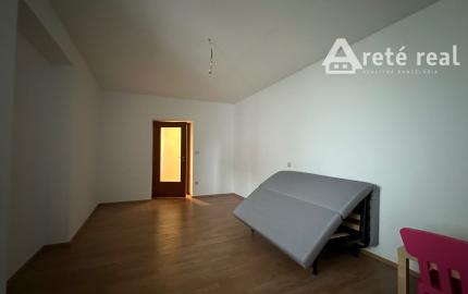 ARETÉ REAL – PRENÁJOM PRIESTRANNEJ 105 m2 NOVOSTAVBY 3-IZBOVÉHO BYTU S PARKOVACÍM STÁTÍM, MODRA, ŠTÚROVA