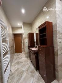 ARETÉ REAL – PRENÁJOM PRIESTRANNEJ 105 m2 NOVOSTAVBY 3-IZBOVÉHO BYTU S PARKOVACÍM STÁTÍM, MODRA, ŠTÚROVA