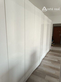 Areté real- ponúkame na prenájom pekný, moderný 2 izbový byt, priestranný s  loggiou. kompletne zariadený.