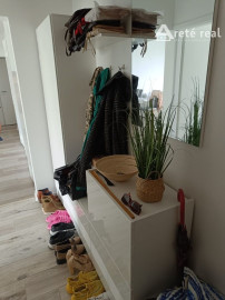 Areté real- ponúkame na prenájom pekný, moderný 2 izbový byt, priestranný s  loggiou. kompletne zariadený.