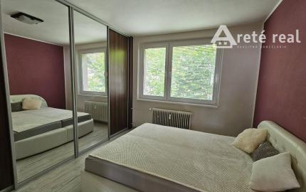 REZERVOVANÉ-PREDAJ SLNEČNÉHO 2 IZB.BYTU S BALKÓNOM, MUROVANOU PIVNICOU,MIESTO PLNÉ ZELENE V PEZINKU,SÍDLISKO JUH