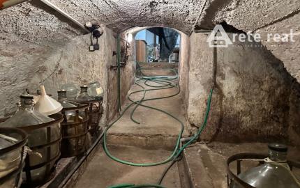 ARETÉ REAL – PREDAJ STAVEBNÉHO POZEMKU S VINOHRADNÍCKYM  DOMOM A NEBYTOVOU BUDOVOU V CENTRE MODRY, ŠTÚROVA