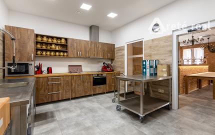 ARETÉ REAL – PREDAJ "HOTELA VINÁRSKY DOM“ S KOMPLETNÝM ZARIADENÍM PEZINOK CENTRUM