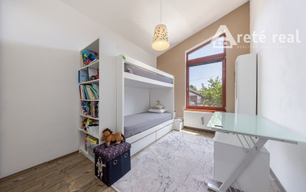 ARETÉ REAL – PREDAJ 4 -IZBOVÉHO RODINNÉHO DOMU S MNOHÝM PRÍSLUŠENSTVOM, BUDMERICE, PODHÁJSKA