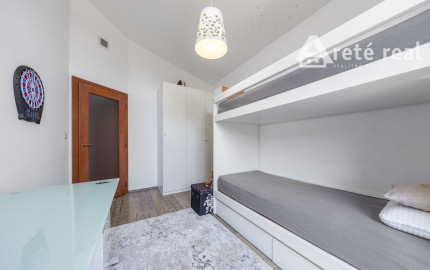 ARETÉ REAL – PREDAJ 4 -IZBOVÉHO RODINNÉHO DOMU S MNOHÝM PRÍSLUŠENSTVOM, BUDMERICE, PODHÁJSKA