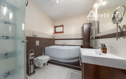 ARETÉ REAL – PREDAJ 4 -IZBOVÉHO RODINNÉHO DOMU S MNOHÝM PRÍSLUŠENSTVOM, BUDMERICE, PODHÁJSKA