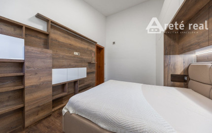 ARETÉ REAL – PREDAJ 4 -IZBOVÉHO RODINNÉHO DOMU S MNOHÝM PRÍSLUŠENSTVOM, BUDMERICE, PODHÁJSKA