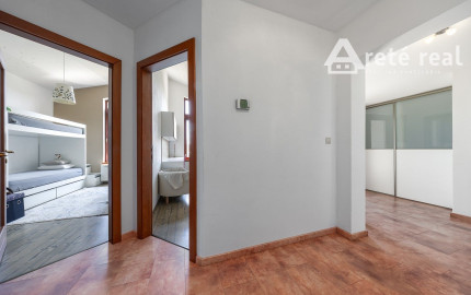 ARETÉ REAL – PREDAJ 4 -IZBOVÉHO RODINNÉHO DOMU S MNOHÝM PRÍSLUŠENSTVOM, BUDMERICE, PODHÁJSKA