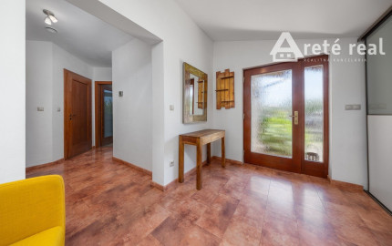 ARETÉ REAL – PREDAJ 4 -IZBOVÉHO RODINNÉHO DOMU S MNOHÝM PRÍSLUŠENSTVOM, BUDMERICE, PODHÁJSKA