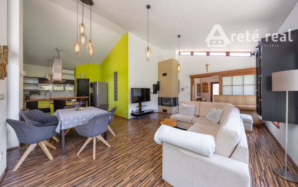 ARETÉ REAL – PREDAJ 4 -IZBOVÉHO RODINNÉHO DOMU S MNOHÝM PRÍSLUŠENSTVOM, BUDMERICE, PODHÁJSKA