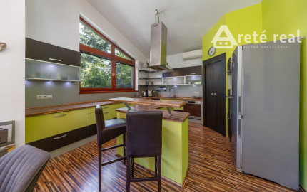 ARETÉ REAL – PREDAJ 4 -IZBOVÉHO RODINNÉHO DOMU S MNOHÝM PRÍSLUŠENSTVOM, BUDMERICE, PODHÁJSKA
