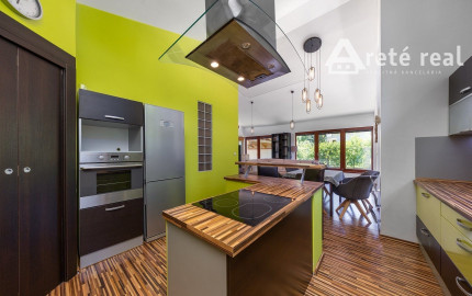 ARETÉ REAL – PREDAJ 4 -IZBOVÉHO RODINNÉHO DOMU S MNOHÝM PRÍSLUŠENSTVOM, BUDMERICE, PODHÁJSKA