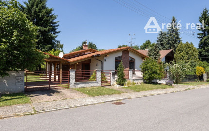 ARETÉ REAL – PREDAJ 4 -IZBOVÉHO RODINNÉHO DOMU S MNOHÝM PRÍSLUŠENSTVOM, BUDMERICE, PODHÁJSKA