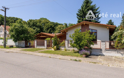 ARETÉ REAL – PREDAJ 4 -IZBOVÉHO RODINNÉHO DOMU S MNOHÝM PRÍSLUŠENSTVOM, BUDMERICE, PODHÁJSKA