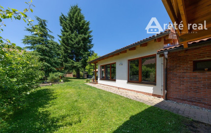 ARETÉ REAL – PREDAJ 4 -IZBOVÉHO RODINNÉHO DOMU S MNOHÝM PRÍSLUŠENSTVOM, BUDMERICE, PODHÁJSKA