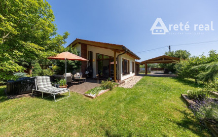 ARETÉ REAL – PREDAJ 4 -IZBOVÉHO RODINNÉHO DOMU S MNOHÝM PRÍSLUŠENSTVOM, BUDMERICE, PODHÁJSKA