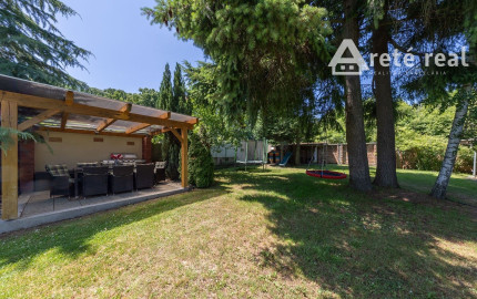 ARETÉ REAL – PREDAJ 4 -IZBOVÉHO RODINNÉHO DOMU S MNOHÝM PRÍSLUŠENSTVOM, BUDMERICE, PODHÁJSKA