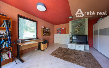 ARETÉ REAL – PREDAJ 4 -IZBOVÉHO RODINNÉHO DOMU S MNOHÝM PRÍSLUŠENSTVOM, BUDMERICE, PODHÁJSKA