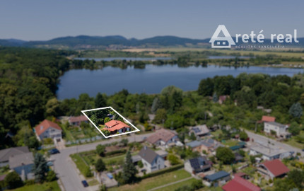 ARETÉ REAL – PREDAJ 4 -IZBOVÉHO RODINNÉHO DOMU S MNOHÝM PRÍSLUŠENSTVOM, BUDMERICE, PODHÁJSKA