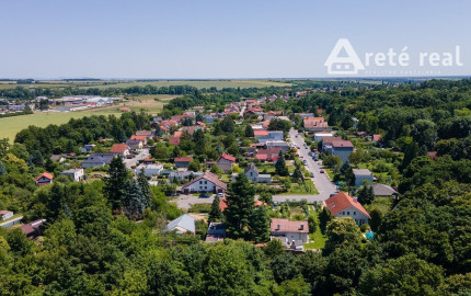 ARETÉ REAL – PREDAJ 4 -IZBOVÉHO RODINNÉHO DOMU S MNOHÝM PRÍSLUŠENSTVOM, BUDMERICE, PODHÁJSKA