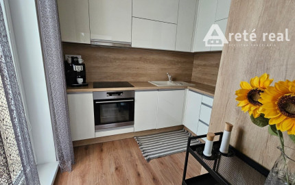 Areté real - Predaj veľmi pekného, priestranného 2-izbového tehlového bytu so zaskleným balkónom s pekným výhľadom v novostavbe na ul. Muškátová v Pezinku