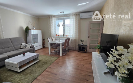 Areté real - Predaj veľmi pekného, priestranného 2-izbového tehlového bytu so zaskleným balkónom s pekným výhľadom v novostavbe na ul. Muškátová v Pezinku