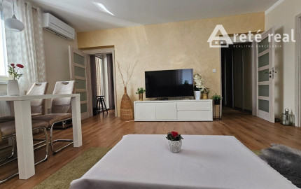 Areté real - Predaj veľmi pekného, priestranného 2-izbového tehlového bytu so zaskleným balkónom s pekným výhľadom v novostavbe na ul. Muškátová v Pezinku