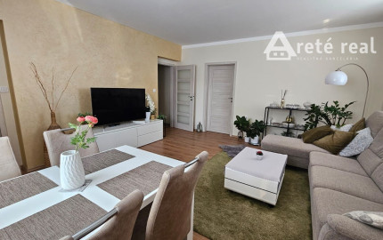 Areté real - Predaj veľmi pekného, priestranného 2-izbového tehlového bytu so zaskleným balkónom s pekným výhľadom v novostavbe na ul. Muškátová v Pezinku