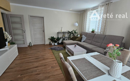 Areté real - Predaj veľmi pekného, priestranného 2-izbového tehlového bytu so zaskleným balkónom s pekným výhľadom v novostavbe na ul. Muškátová v Pezinku