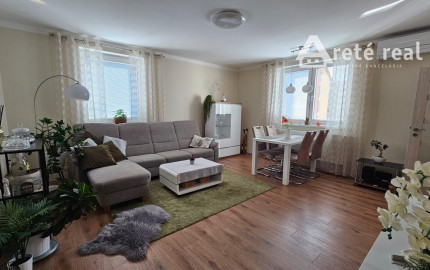 Areté real - Predaj veľmi pekného, priestranného 2-izbového tehlového bytu so zaskleným balkónom s pekným výhľadom v novostavbe na ul. Muškátová v Pezinku