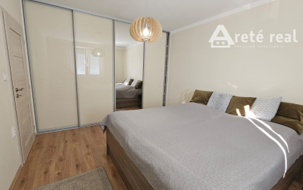 Areté real - Predaj veľmi pekného, priestranného 2-izbového tehlového bytu so zaskleným balkónom s pekným výhľadom v novostavbe na ul. Muškátová v Pezinku