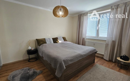 Areté real - Predaj veľmi pekného, priestranného 2-izbového tehlového bytu so zaskleným balkónom s pekným výhľadom v novostavbe na ul. Muškátová v Pezinku