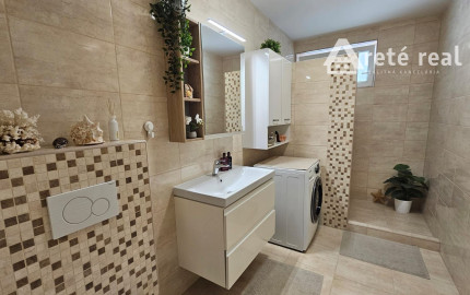 Areté real - Predaj veľmi pekného, priestranného 2-izbového tehlového bytu so zaskleným balkónom s pekným výhľadom v novostavbe na ul. Muškátová v Pezinku