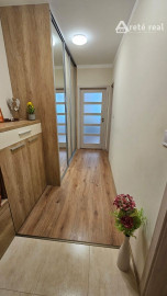 Areté real - Predaj veľmi pekného, priestranného 2-izbového tehlového bytu so zaskleným balkónom s pekným výhľadom v novostavbe na ul. Muškátová v Pezinku