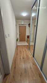 Areté real - Predaj veľmi pekného, priestranného 2-izbového tehlového bytu so zaskleným balkónom s pekným výhľadom v novostavbe na ul. Muškátová v Pezinku