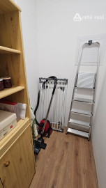 Areté real - Predaj veľmi pekného, priestranného 2-izbového tehlového bytu so zaskleným balkónom s pekným výhľadom v novostavbe na ul. Muškátová v Pezinku