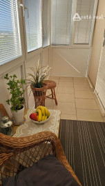 Areté real - Predaj veľmi pekného, priestranného 2-izbového tehlového bytu so zaskleným balkónom s pekným výhľadom v novostavbe na ul. Muškátová v Pezinku