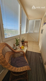 Areté real - Predaj veľmi pekného, priestranného 2-izbového tehlového bytu so zaskleným balkónom s pekným výhľadom v novostavbe na ul. Muškátová v Pezinku