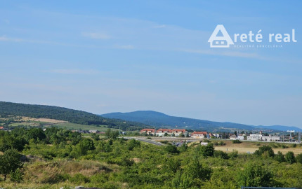 Areté real - Predaj veľmi pekného, priestranného 2-izbového tehlového bytu so zaskleným balkónom s pekným výhľadom v novostavbe na ul. Muškátová v Pezinku