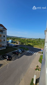 Areté real - Predaj veľmi pekného, priestranného 2-izbového tehlového bytu so zaskleným balkónom s pekným výhľadom v novostavbe na ul. Muškátová v Pezinku