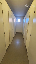 Areté real - Predaj veľmi pekného, priestranného 2-izbového tehlového bytu so zaskleným balkónom s pekným výhľadom v novostavbe na ul. Muškátová v Pezinku