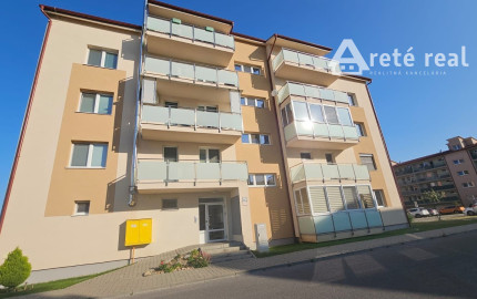 Areté real - Predaj veľmi pekného, priestranného 2-izbového tehlového bytu so zaskleným balkónom s pekným výhľadom v novostavbe na ul. Muškátová v Pezinku