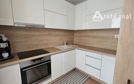 Areté real - Predaj veľmi pekného, priestranného 2-izbového tehlového bytu so zaskleným balkónom s pekným výhľadom v novostavbe na ul. Muškátová v Pezinku