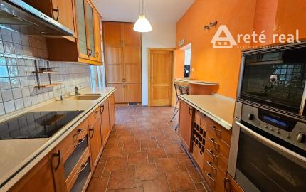 Areté real - Predaj veľmi pekného, výborne dispozične riešeného 5-izbového rodinného domu s garážou vo vyhľadávanej lokalite, obec Limbach, ul. Pri Kockách